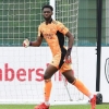 Video : Okonkwo arrives with Arsenal squad for north London derby