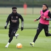 Photo : Azeez rubs shoulders with Saka ahead of Arsenal