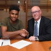Photo Confirmation : Versatile Defender Pens New Deal With Chelsea